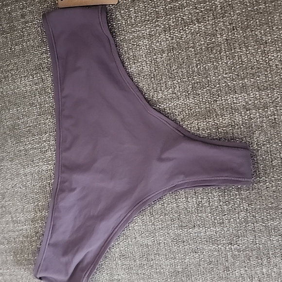 Skims Fits Everyong Seamless Thong - Picture 1 of 4